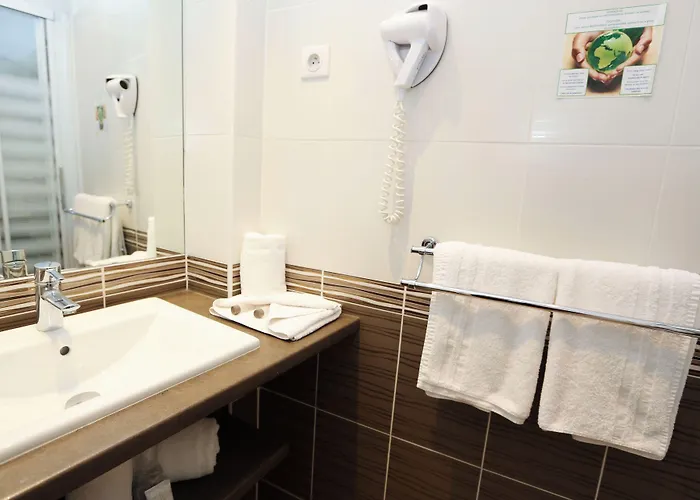 Brit Hotel Confort Le Revest Sainte-Maxime