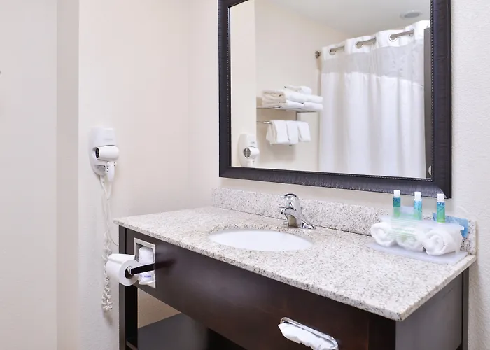 Holiday Inn Express & Suites Emporia Northwest By Ihg
