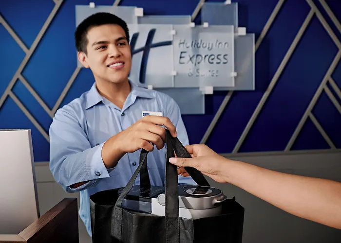 Holiday Inn Express & Suites Overland Park By Ihg