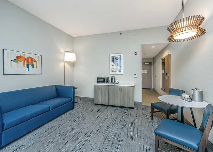 Holiday Inn Express & Suites Charleston Arpt-Conv Ctr Area By Ihg