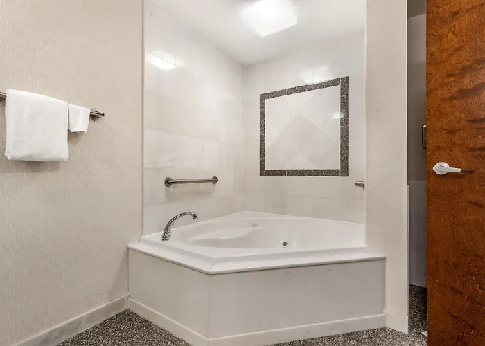 Drury Inn & Suites St. Louis Forest Park