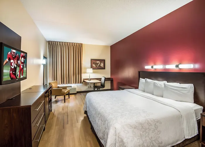 Red Roof Inn Plus Long Island - Garden City