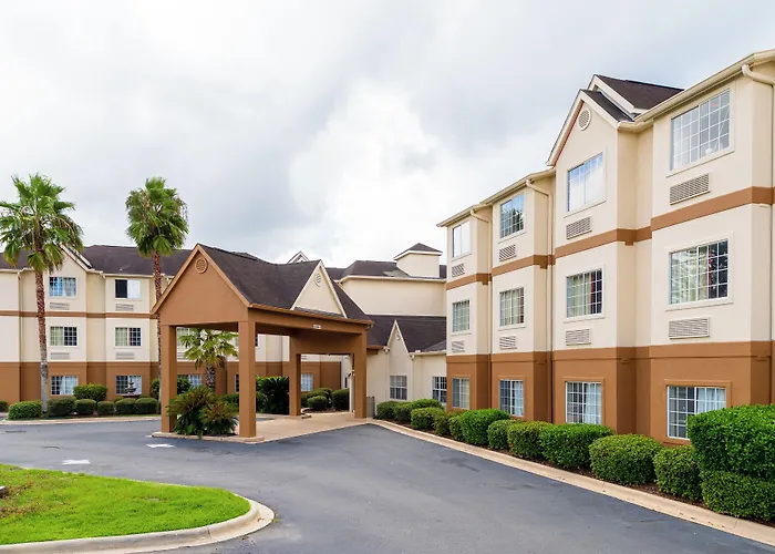 Red Roof Inn Plus+ & Suites Savannah - I-95