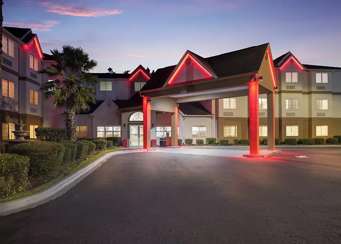 Red Roof Inn Plus+ & Suites Savannah - I-95