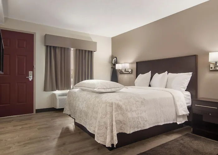 Red Roof Inn Plus & Suites Erie