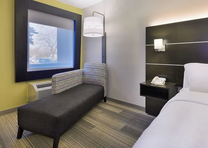 Holiday Inn Express Detroit-Warren/General Motors Technology Center By Ihg