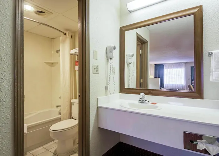 Econo Lodge Inn & Suites Bentonville