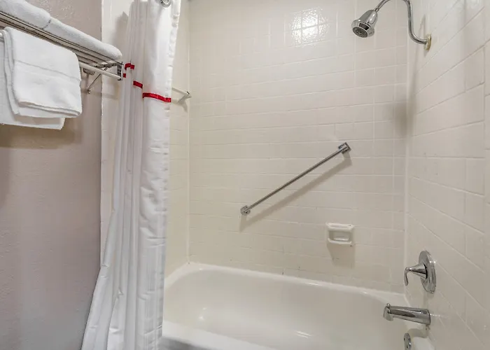 Red Roof Inn & Suites Sulphur Springs