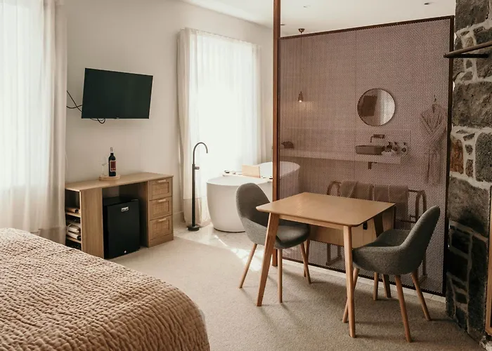 Oak & Anchor Hotel
