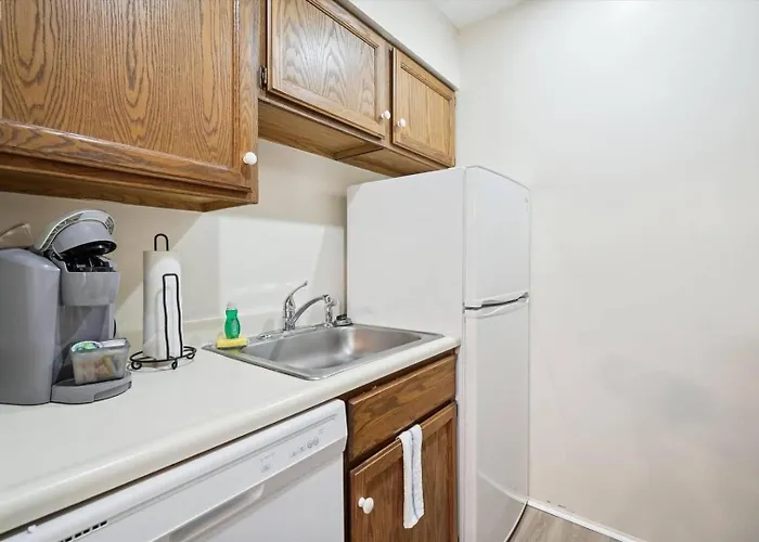 102 Cedarbrook One Bedroom Queen Suite