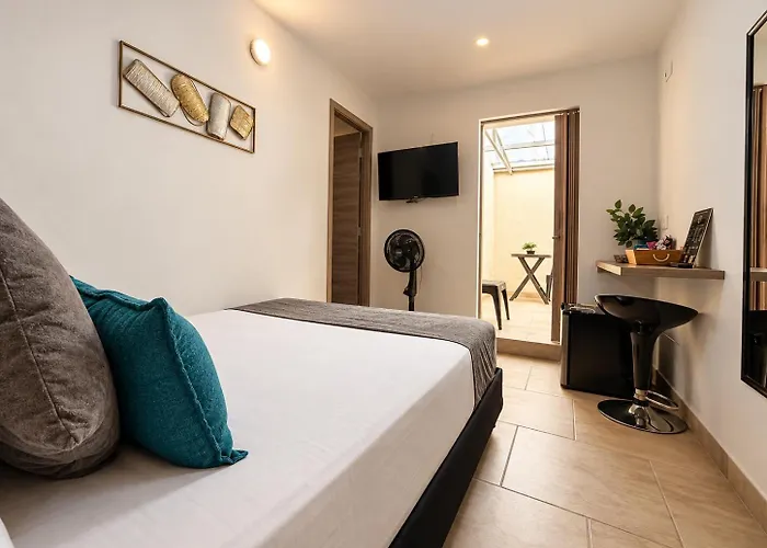 Hotel 12 Nights