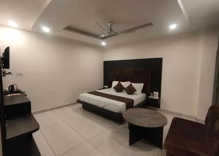 Hotel The Vaishvik Banganga Road
