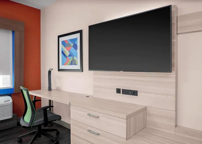 Holiday Inn Express & Suites Wilmington West - Medical Park By Ihg
