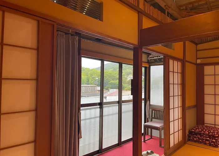 泊まれる廃墟 ぐんじょう