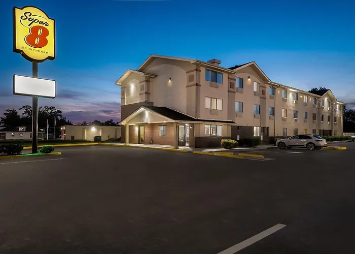 Super 8 By Wyndham New Castle