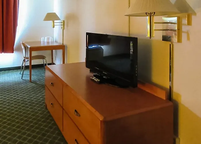 Econo Lodge Inn & Suites Johnson City