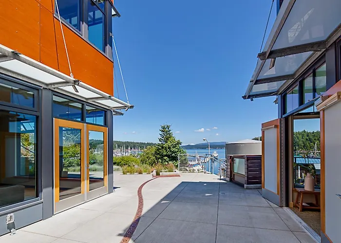 Island Inn At 123 West