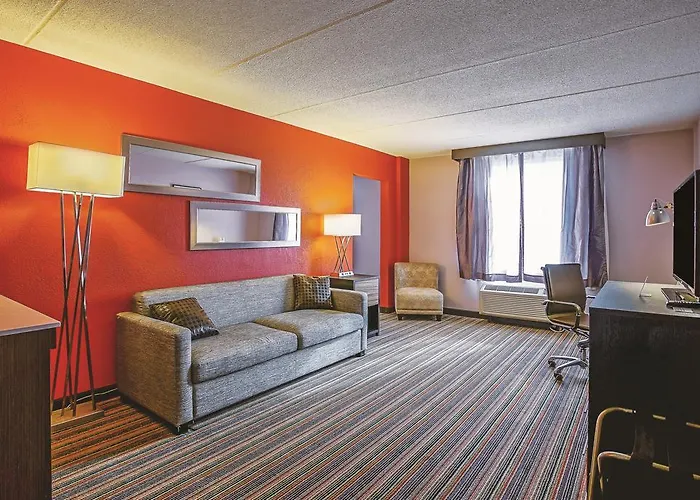Holiday Inn & Suites Philadelphia-Runnemede/Exit 3-New Jersey Turnpike