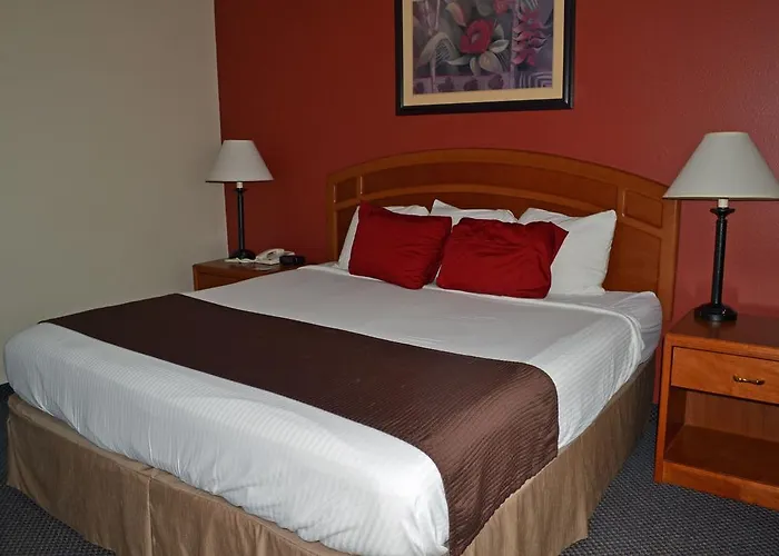 Paola Inn And Suites