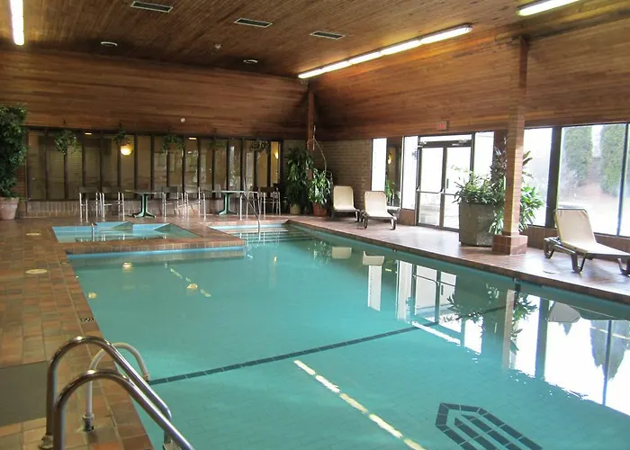 Ramada By Wyndham Kelowna Hotel & Conference Center- Pool, Hot Tub, And Restaurant