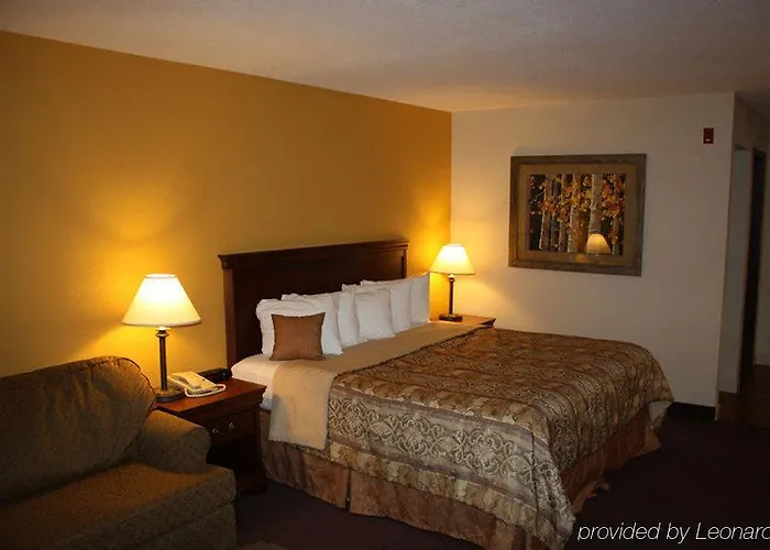 Saratoga Inn & Suites