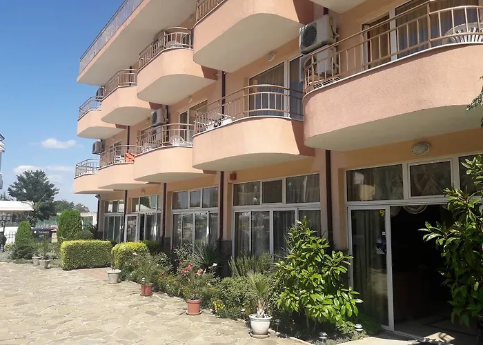 Hotel Black Sea - Breakfast, Pool & Free Parking