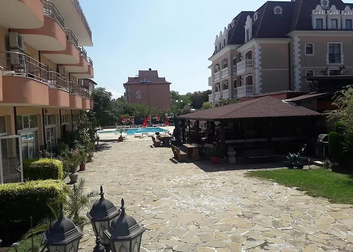 Hotel Black Sea - Breakfast, Pool & Free Parking