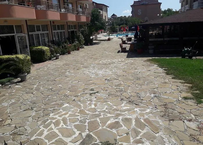 Hotel Black Sea - Breakfast, Pool & Free Parking