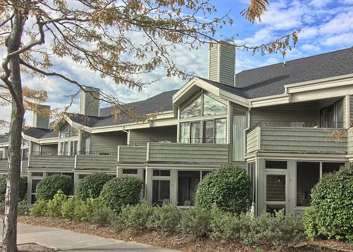 Pointes North Inn