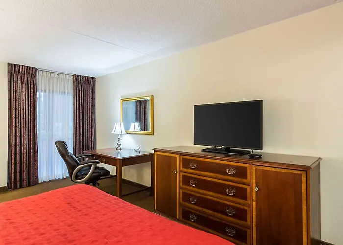 Plaza Inn & Suites