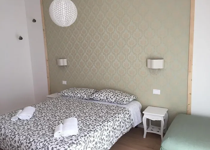 Dante Rooms And Apartment
