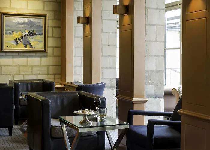 Logis Hotel Restaurant Le Dauphin Et Le Spa Du Prieure