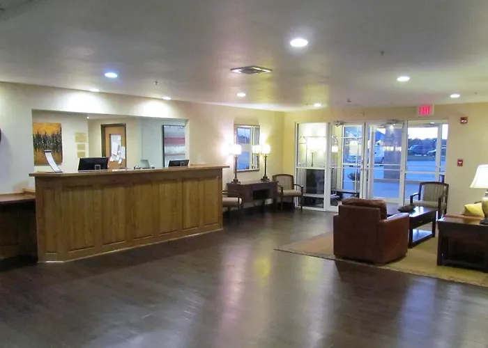 Oak Hill Inn & Suites