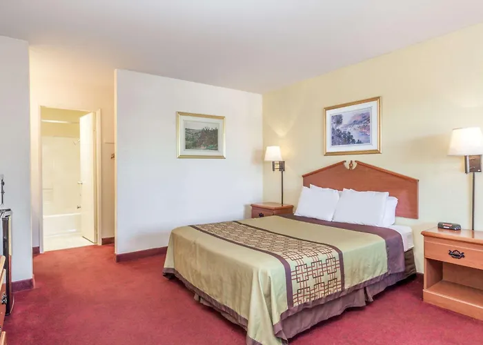 Super 8 By Wyndham Bakersfield/Central