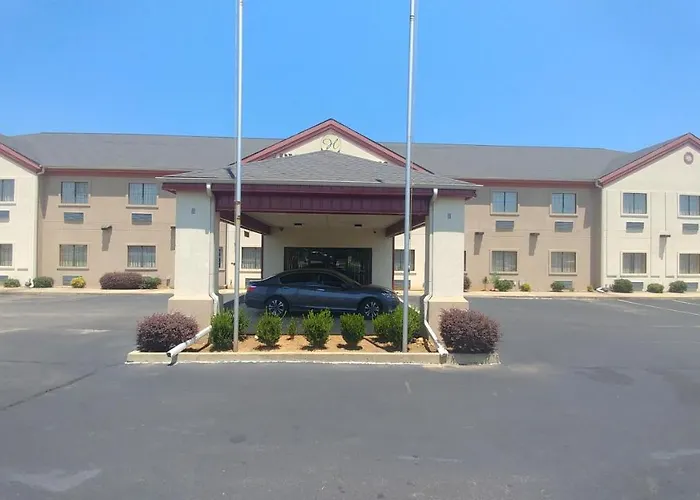 Hiway Inn Express & Suites