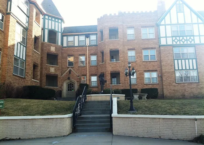 Senate Luxury Suites Topeka