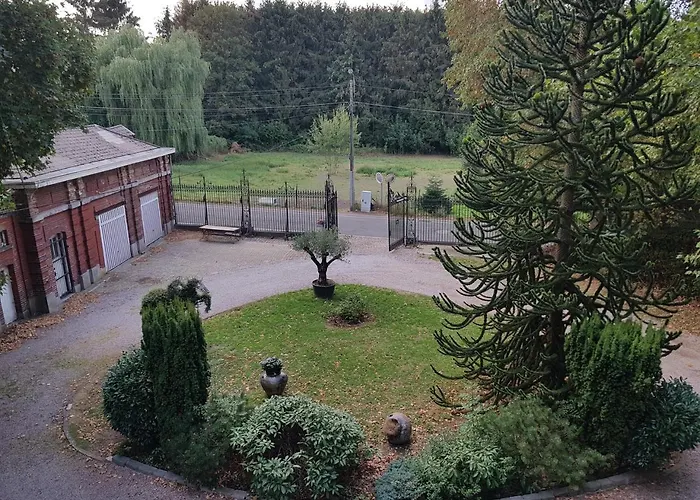 Château Lambert Hotel-Resto-Parking-Shuttle, a 1 ha green Oasis at 8 min from CRL Airport without any noise