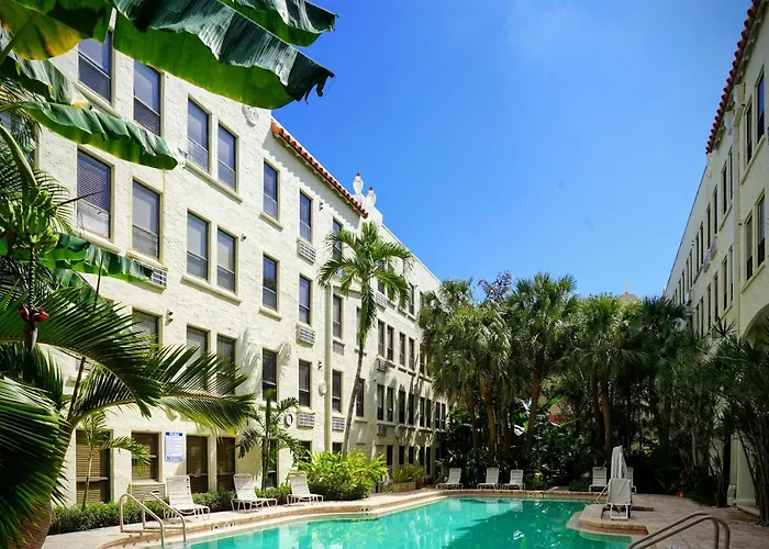 Palm Beach Historic Hotel: Petite Retreat Near Beach