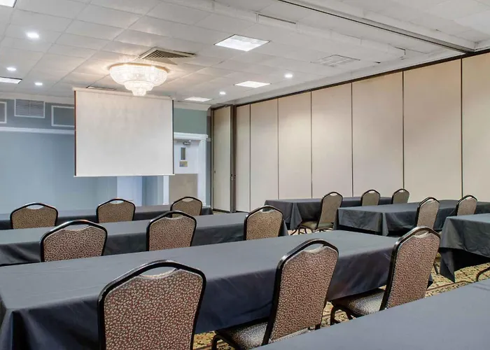 Ramada By Wyndham Shreveport Airport Hotel