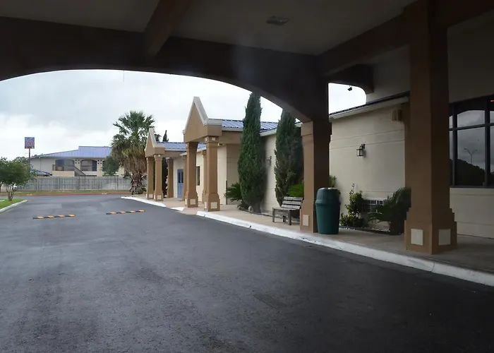 Summit Inn Hotel & Suites