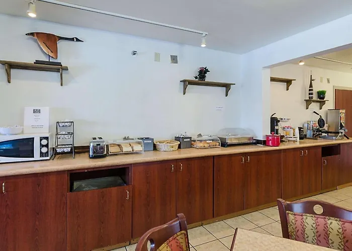 Econo Lodge Inn & Suites Johnson City
