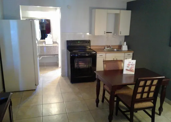 Express Inn & Suites - 5 Miles From St Petersburg Clearwater Airport