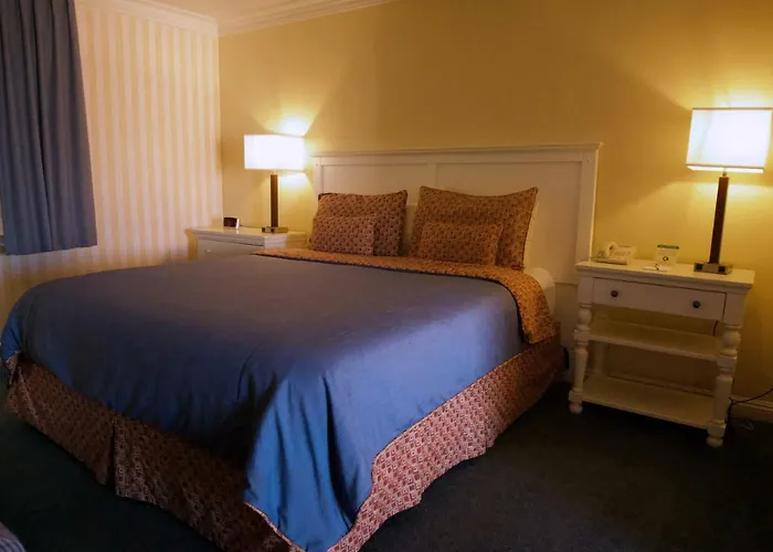 Bay Shores Peninsula Hotel