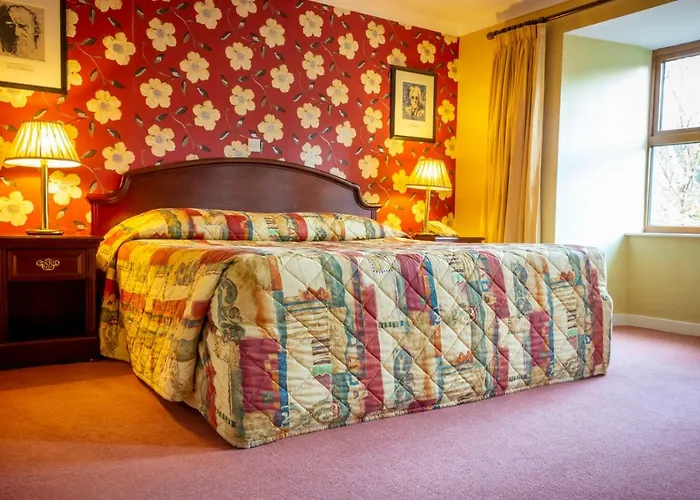 Lynhams Hotel