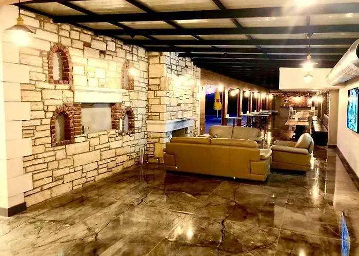 Victoria Hotel And Lounge