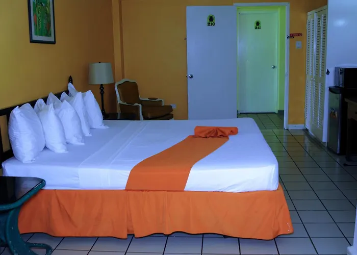 Pineapple Court Hotel