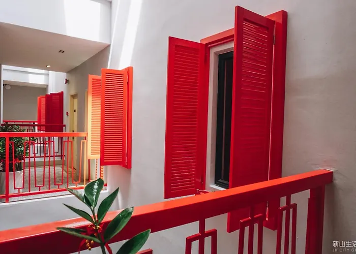 Hotel Ciq, Jalan Trus