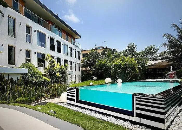 Red Mango Hotel And Apartments