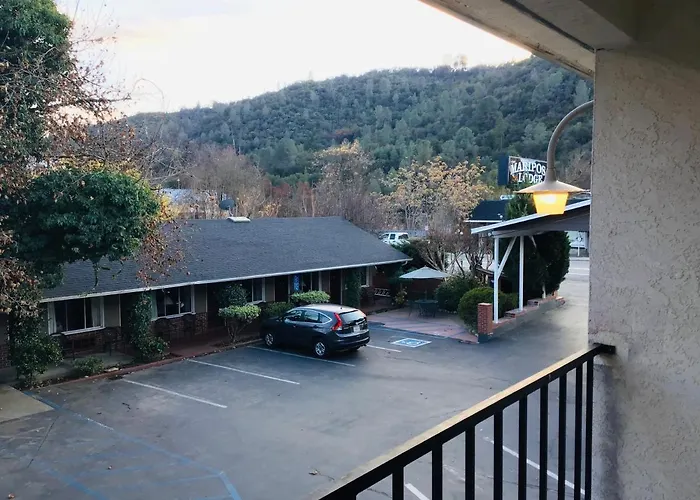 Mariposa Lodge