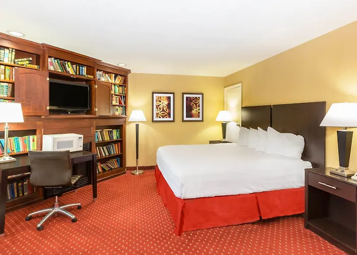 Days Inn & Suites By Wyndham Coralville / Iowa City